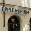 otevřít článek Apple Museum v Praze ( Steve Jobs se navždy zapsal do srdcí všech počítačových nadšenců. Ačkoliv neuměl programovat a nejspíš ani pájet, jeho nezapomenutelné charisma, obchodní nadání, smysl pro design a schopnost přizpůsobit svět svým představám pomohl rozšíření výpočetní techniky do milionů domácností a vlastně i kapes po celém světě. Těžko říct, jak by dnes vypadaly naše životy, nebýt jeho průbojnosti a umanutosti vytvářet krásné a použitelně věci. V Praze si můžete prohlédnout téměř všechny iPhony, iPody, Mac Booky, Macintoshe ale i Apple One, který v roce 1976 vznikl ve slavné garáži v Silicon Valley. )