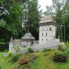 otevřít článek Miniaturpark Boheminium Mariánské Lázně ( Miniaturní hrady, zámky, lodě, vláčky, letadla i lidičky. Nebo malý svět pro trpaslíky? V Mariánských Lázních se nachází bombastický park plný modelářských zázraků, ve kterém se líbí malým i velkým.  Naleznete zde všechno – krásu, lásku, pohodu, zločin (ten malinký človíček s hráběmi zřejmě zavraždil toho druhého, na zemi ležícího) i spravedlnost (sem tam nějaký oběšenec). )